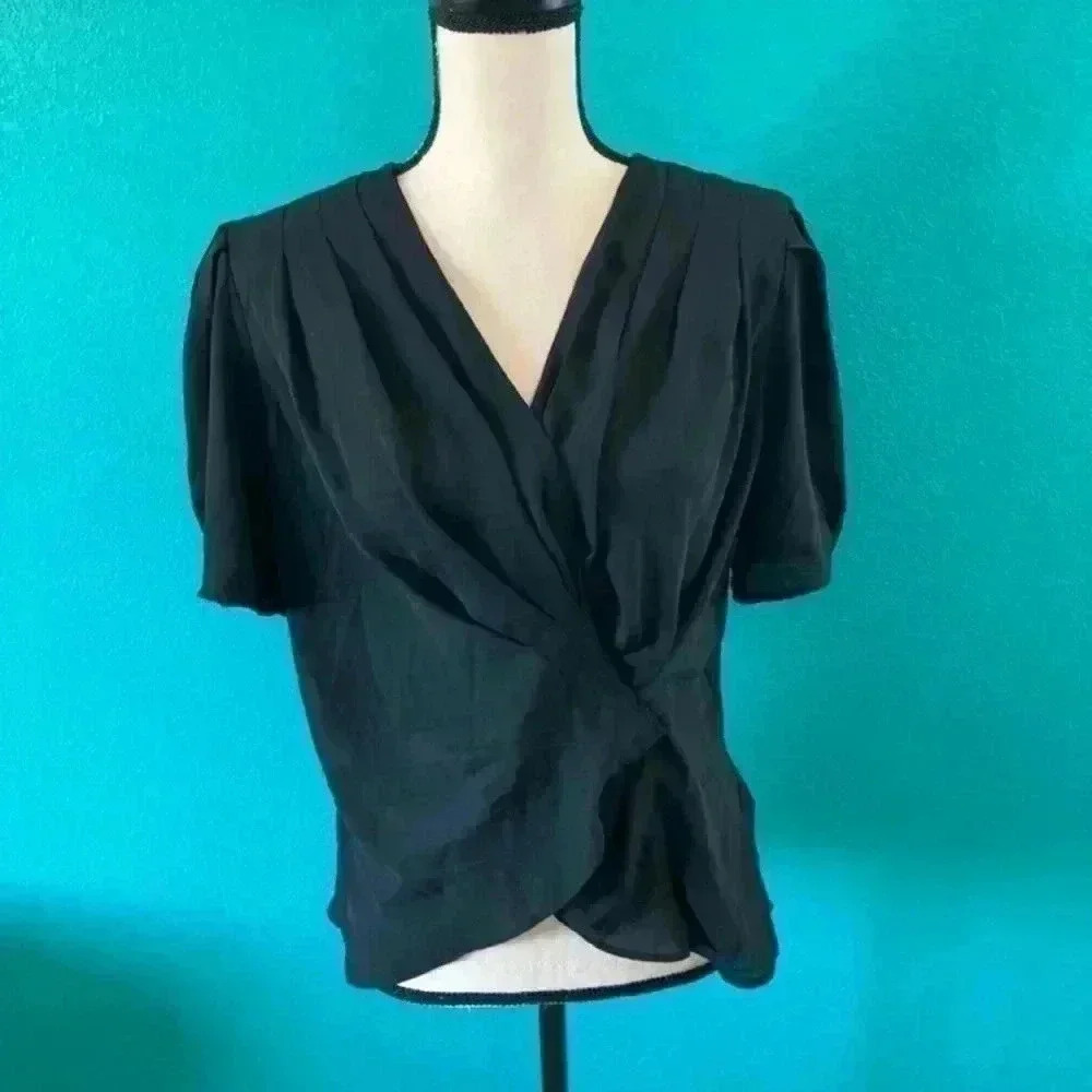 ⭐️ Who what wear black blouse in size medium